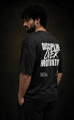 Black oversized streetwear t-shirt with Discipline Over Motivation print -
Elitewear X
