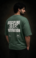 Black oversized streetwear t-shirt with Discipline Over Motivation print -
Elitewear X